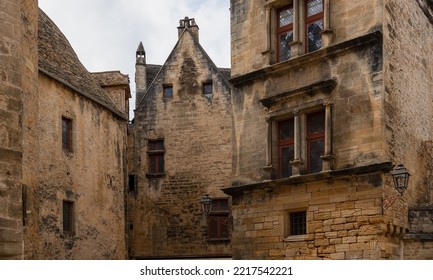 フランスのドルドーニュにある美しく保存された14世紀の中世の町、サルラ・ラ・カネダの古い石造りの壁と建物の間の景色
