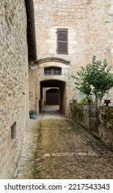 フランスのドルドーニュにある美しく保存された14世紀の中世の町、サルラ・ラ・カネダの古い石造りの壁と建物の間の路地に沿った景色