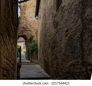 フランスのドルドーニュにある美しく保存された14世紀の中世の町、サルラ・ラ・カネダの古い石造りの壁と建物の間の路地に沿った景色