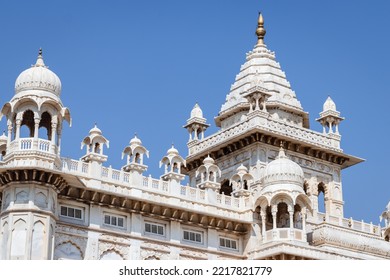 2022 年 10 月 22 日にインドのラジャスタン州ジャスワント タダ ジョードプルで、朝の画像に明るい青空を持つ遺産建築の建物が撮影されました。