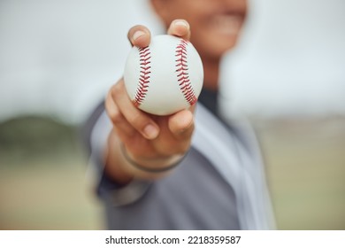 野球を手にしたアスリート、アウトドアスポーツのフィールドやニューヨークスタジアムのピッチでボールを持つ男性。アメリカの野球選手のキャッチ、ホームランまたはレトロなスポーツの背景のボケ味を持つ運動フィットネス