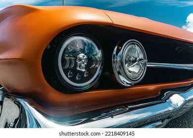 Een Chevrolet Bel Air-koplamp uit 1960 wordt getoond tijdens een foodtruckbeurs en autoshow in Camp Foster, Okinawa, Japan.