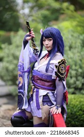 Potret permainan cosplay wanita muda yang cantik dengan kostum samurai di taman Jepang