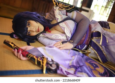 Portret van een mooie jonge vrouw spel cosplay met samurai jurk kostuum slapen op Japanse kamer