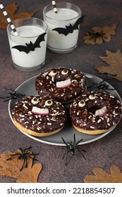 Donuts de chocolate de Halloween con ojos y un batido en dos vasos