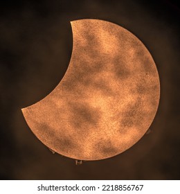 2022 年 10 月 25 日にドイツのマンハイムの H アルファ太陽望遠鏡で撮影された部分日食。