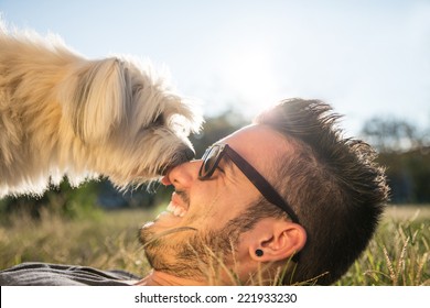 Hond en zijn baasje - Coole hond en jonge man die plezier hebben in een park - Concepten van vriendschap, huisdieren, saamhorigheid