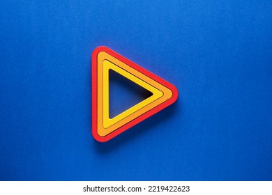 三角形の再生ボタンのベクター アイコン。三角形の背景。再生と矢印記号のロゴの要素