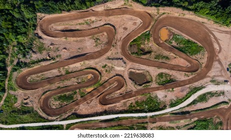 Sport. Motorsport, motocross. Pista de pământ pentru motocross, vedere de sus de la o dronă. Zi înnorată de vară.