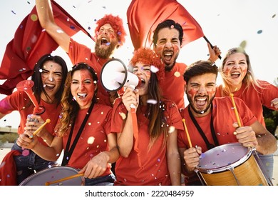 Tifosi di calcio che si divertono a tifare per la loro squadra preferita - Concetto di intrattenimento sportivo calcistico