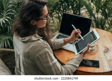 فتاة صغيرة تعمل على الكمبيوتر اللوحي على الإنترنت وتذهب إلى القطار، وتصفح الإنترنت باستخدام جهاز iPad، وامرأة تستخدم هاتفًا ذكيًا، وتحمل الكمبيوتر اللوحي في يدها، وترسل رسائل نصية للإجابة، وتسافر في القطار، ومدير مكتب، وهيبستر