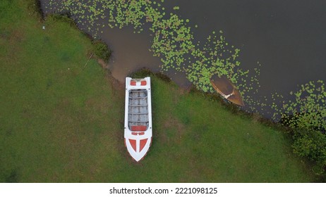 川辺空撮でボートを分離しました。リバーサイドのボートの平面図です。ボートは川岸の近く ストック画像 - 水、ボートのイメージ。川の近くの芝生で空だけで古い木製のボート。