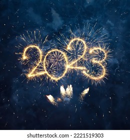 Selamat Tahun Baru 2023. Spanduk atau selebaran web liburan kreatif Alun-alun yang indah dengan kembang api dan angka tahun 2023 yang berkilau di latar langit biru malam