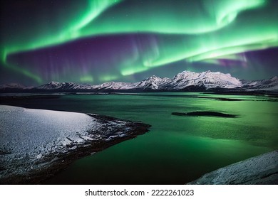 Luces del norte sobre el lago. Aurora borealis con estrellas en el cielo nocturno. Fantástico paisaje mágico épico de invierno de montañas nevadas.