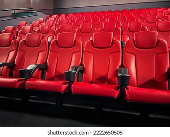 Rạp chiếu phim và giải trí, ghế trống trong rạp chiếu phim màu đỏ cho dịch vụ phát trực tuyến chương trình truyền hình và thương hiệu sản xuất phim