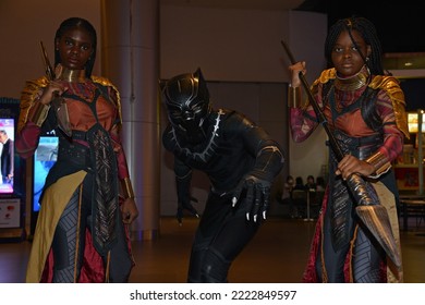 Bangkok, Thailand – 5 november 2022: Kostuum Black Panther uit A Marvel Superhero Movie Black Panther 2 Wakanda Forever in het theater.