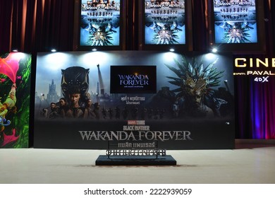 Bangkok, Thailand - 5 november 2022: Standee van A Marvel Superhero Movie Black Panther 2 Wakanda Forever Display in het theater.