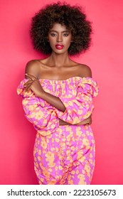Zelfverzekerde Afro-Amerikaanse vrouw in trendy outfit