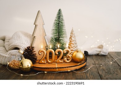Glécklecht neit Joer 2023. Chrëschtdagshannergrond mat Tannenbeem, Zappen a Chrëschtdekoratiounen. Chrëschtdagsfeier. Neijoerskonzept.