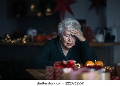 Mulher idosa infeliz sentada sozinha e chorando na véspera de Natal. Conceito de solidão para idosos e saúde mental.