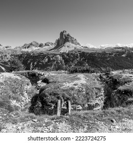 Phần còn lại của các chiến hào quân sự trên Núi Piano ở Dolomite Alps, được xây dựng trong Thế chiến thứ nhất, Nam Tirol
