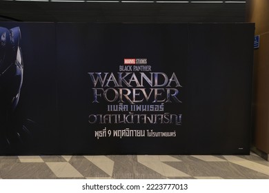 Bangkok, Thailand – 5 november 2022: Fotospot van een Marvel-superheldenfilm Black Panther 2 Wakanda Forever Display in het theater.
