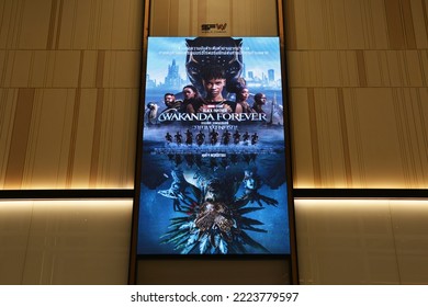 Bangkok, Thailand - 5 november 2022: LCD-poster van een Marvel-superheldenfilm Black Panther 2 Wakanda Forever Display in het theater.