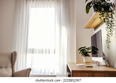 Estación de trabajo minimalista contemporánea en la oficina doméstica con computadora de alta tecnología en un escritorio.