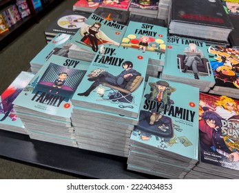 Woodinville, WA USA - circa november 2022: Close-up selectieve focus op Spy X Family-manga te koop in een Barnes and Noble-winkel.