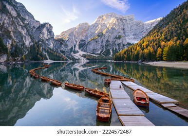 白雲岩山脈的 Lago di Braies 景觀