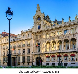 Sierlijke beaux-arts gevels van gebouwen in het centrum van de stad nabij Gran Via, de belangrijkste winkelstraat in Madrid, Spanje