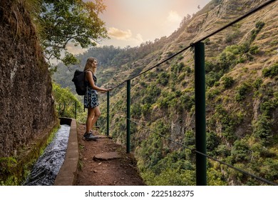 Naturaleza de la isla de Madeira. Mujer disfrutando del hermoso paisaje en el sendero de montaña de las levadas. Portugal