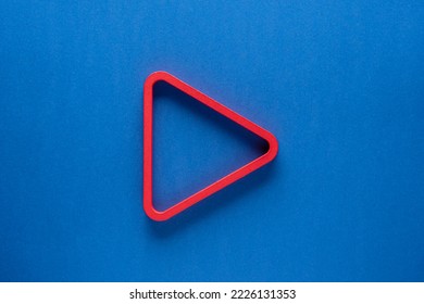 三角形の再生ボタンのベクター アイコン。三角形の背景。再生と矢印記号のロゴの要素
