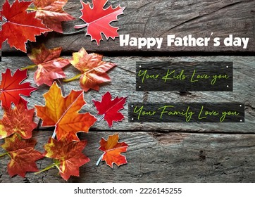 Tarjeta de felicitación del día del padre feliz con hojas de arce sobre fondo de madera