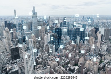 Vista panorámica aérea de la ciudad de Upper Manhattan, el East Side, el río y Brooklyn en el horizonte, la ciudad de Nueva York, Estados Unidos. Holograma de redes sociales. Concepto de creación de redes y establecimiento de nuevas conexiones de personas.