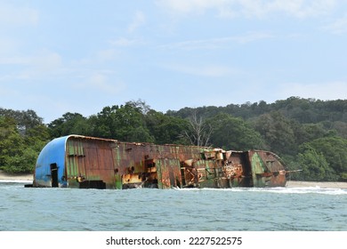 Sebuah kapal pencuri nelayan yang musnah dibiarkan karam di pantai Pangandaran, Jawa Barat, Indonesia.