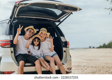 Día del Turismo. Familia divirtiéndose en vacaciones de verano en la playa muestra el dedo V-sign. Los padres y la familia de los niños viajan de vacaciones en la playa del mar. Padre, madre e hija disfrutando de un viaje por carretera sentados en el auto trasero