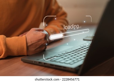 Čovjek koji koristi prijenosno računalo za preuzimanje softvera i čeka učitavanje digitalnih poslovnih podataka s web stranice, koncept čekanja na učitavanje trake za učitavanje.