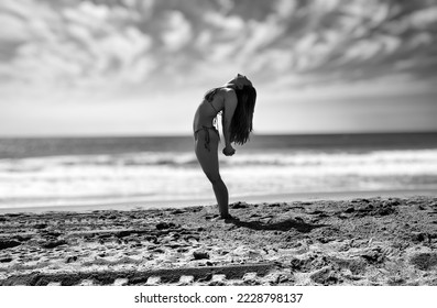Yoga trên bãi biển Los Angeles với Người mẫu kiêm Diễn viên Rebekah Shibao.