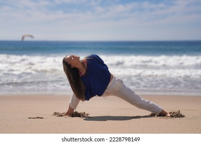 Yoga trên bãi biển Los Angeles với Người mẫu kiêm Diễn viên Rebekah Shibao.