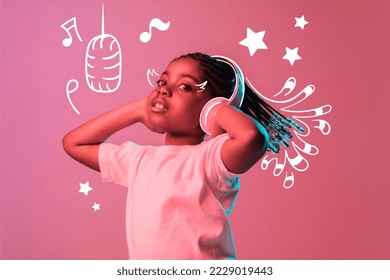 Dizajn kreativ. Portret i vajzës së vogël të bukur afrikane duke dëgjuar muzikë mbi sfond rozë në dritë neoni. Këngëtarja e ardhshme. Koncepti i imagjinatës, fëmijërisë, amësisë, krijimtarisë, ëndrrave, reklamës