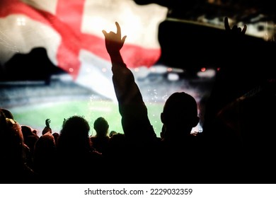 sostenitori inglesi - doppia esposizione della bandiera inglese e tifosi di calcio che celebrano la vittoria
