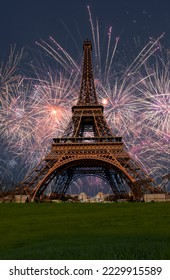 Tháp Eiffel với pháo hoa về đêm ở Paris, Pháp. Tháp Eiffel là địa điểm du lịch được ghé thăm nhiều nhất ở Pháp