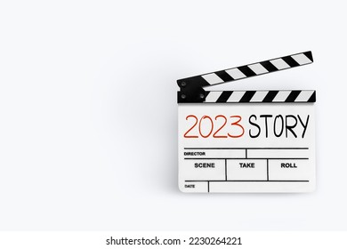 2023 история. почерк върху филмова плоча или дъска за филм. Честита нова година на филмовата индустрия.