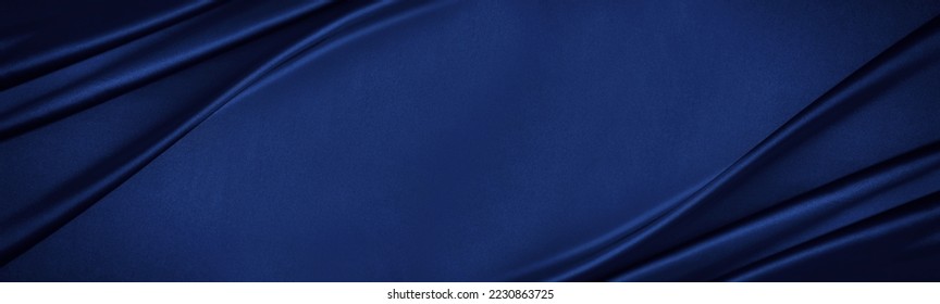 Cetim de seda azul marinho. Tecido brilhante e sedoso. Fundo escuro de luxo com espaço para design. Banner. Largo. Longo. Panorâmico. Modelo. Vazio. Mesa plana, vista superior. Lindo. Elegante. Aniversário, Natal.