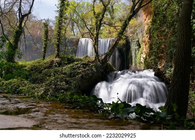 A Monasterio de Piedra parkja Nuevalosban, Spanyolországban, egy százéves erdőben, tele varázslatos vízesésekkel. Cascada de Diana nevű vízesés