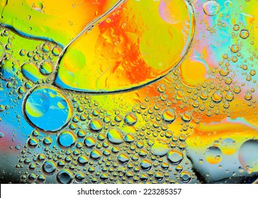 水にカラフルな油滴の背景