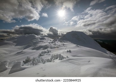 De zon werpt een schaduw langs de top van de Deer Mountain op zaterdag 29 februari 2020 nabij Ketchikan, Alaska.