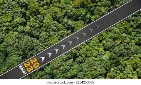 Nombor tahun baru 2023 pada tayar jalan. Konsep perancangan. Matlamat. Cabaran. 2023 persekitaran. Pandangan mata burung.