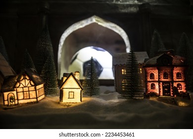 Concepto de Copa del Mundo en invierno. Balón de fútbol sobre una mesa decorada con nieve y miniaturas de juguete. Tema navideño de Año Nuevo. Enfoque selectivo. Luz tenue